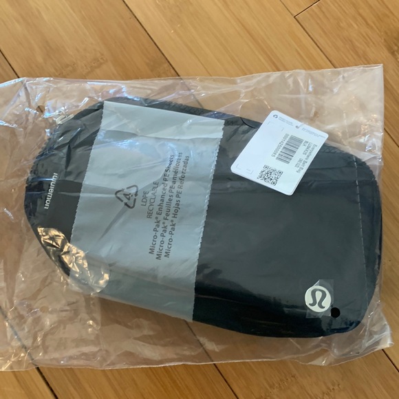 Lululemon Everywhere Belt Bag black with silver hardware - Picture 2 of 7